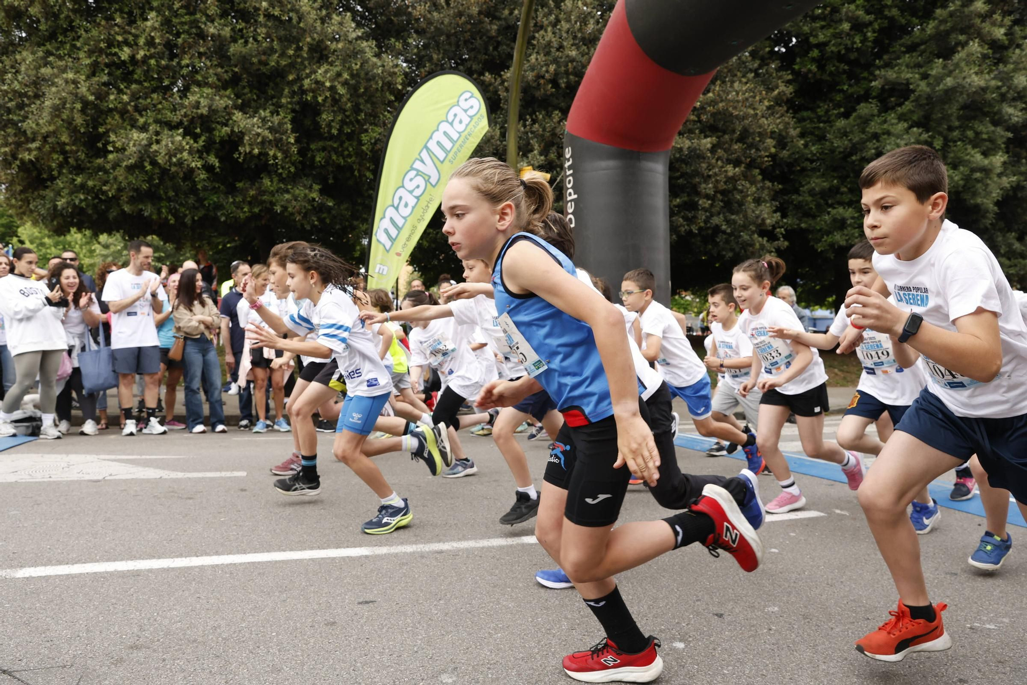 La carrera popular solidaria en El Llano, en Gijón, en imágenes