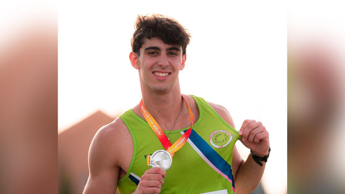 El atleta con su plata de ley.