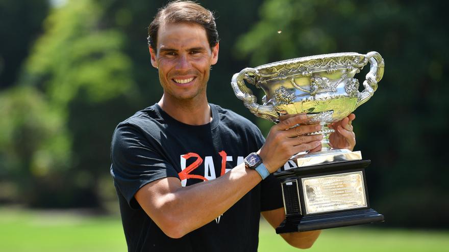 Rafael Nadal con el trofeo del Open de Australia.