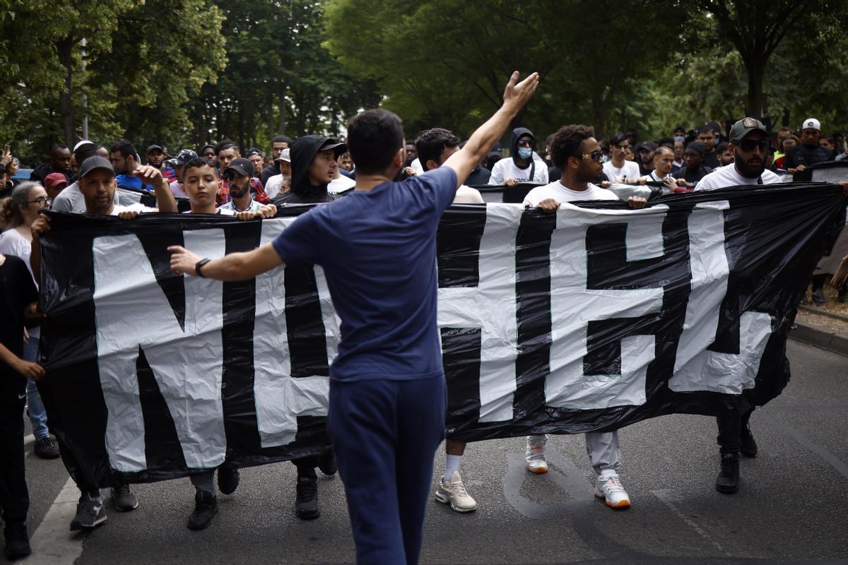 Mounia, la madre de Nahel encabeza una marcha blanca en Nanterre. La familia del joven fallecido ha convocado una marcha blanca en su memoria.