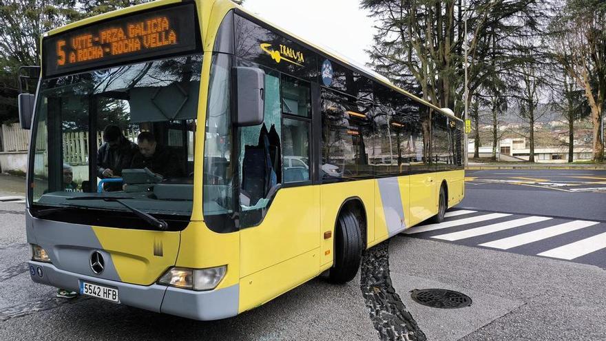 Rompe a puñetazos la ventanilla de un bus urbano de Santiago e intenta agredir al conductor