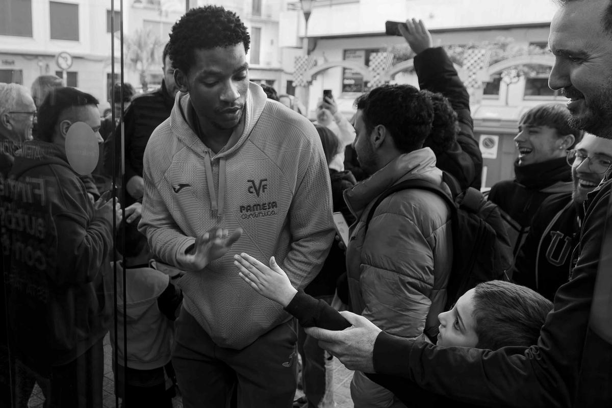 Galería | La afición del Villarreal, enloquecida con Willy Kambwala y el 'killer' Georges Mikautadze