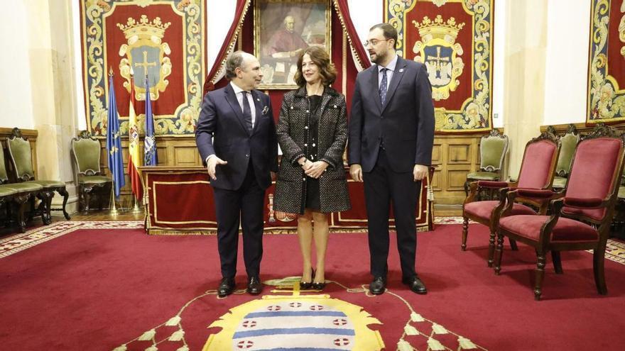 Ignacio Villaverde, Ángela Santianes y Adrián Barbón, en la toma de posesión de la nueva presidenta del Consejo Social.