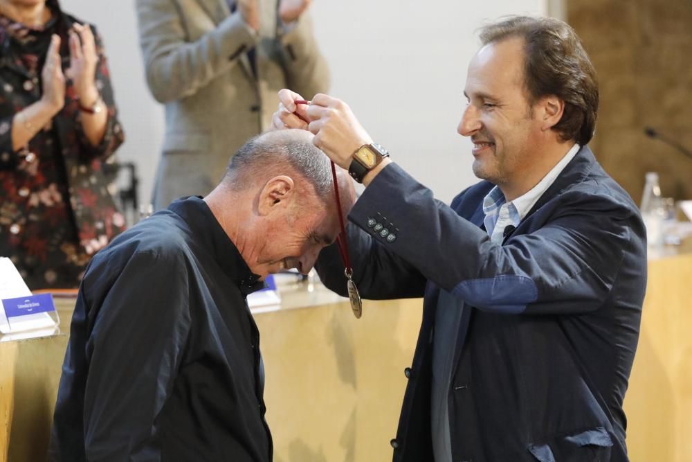 Entrega de l''honoris causa a Llach i Martí i Pol.