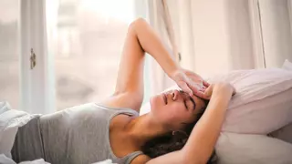 Si haces estas tres cosas justo antes de dormir, tu cuerpo no se está recuperando, está sobreviviendo: la rutina que debes seguir si quieres vivir más y mejor