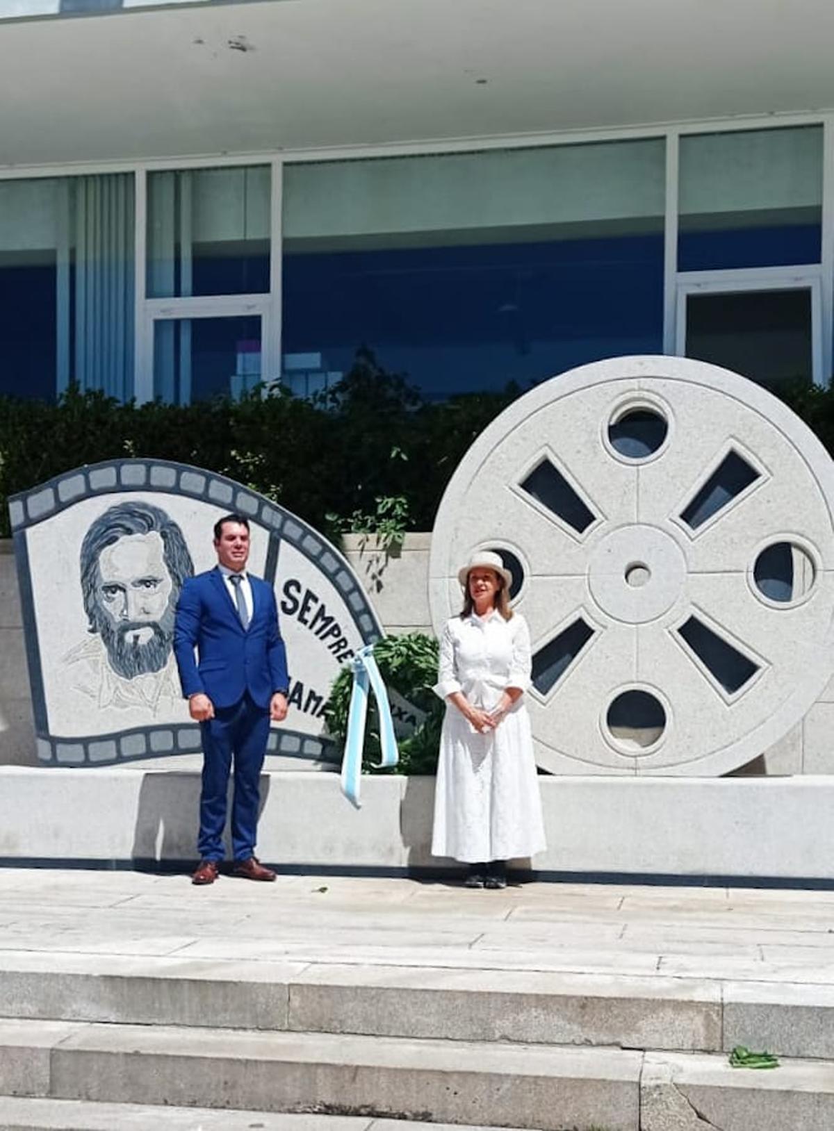 Ofrenda floral ante el monumento a Chano Piñeiro.
