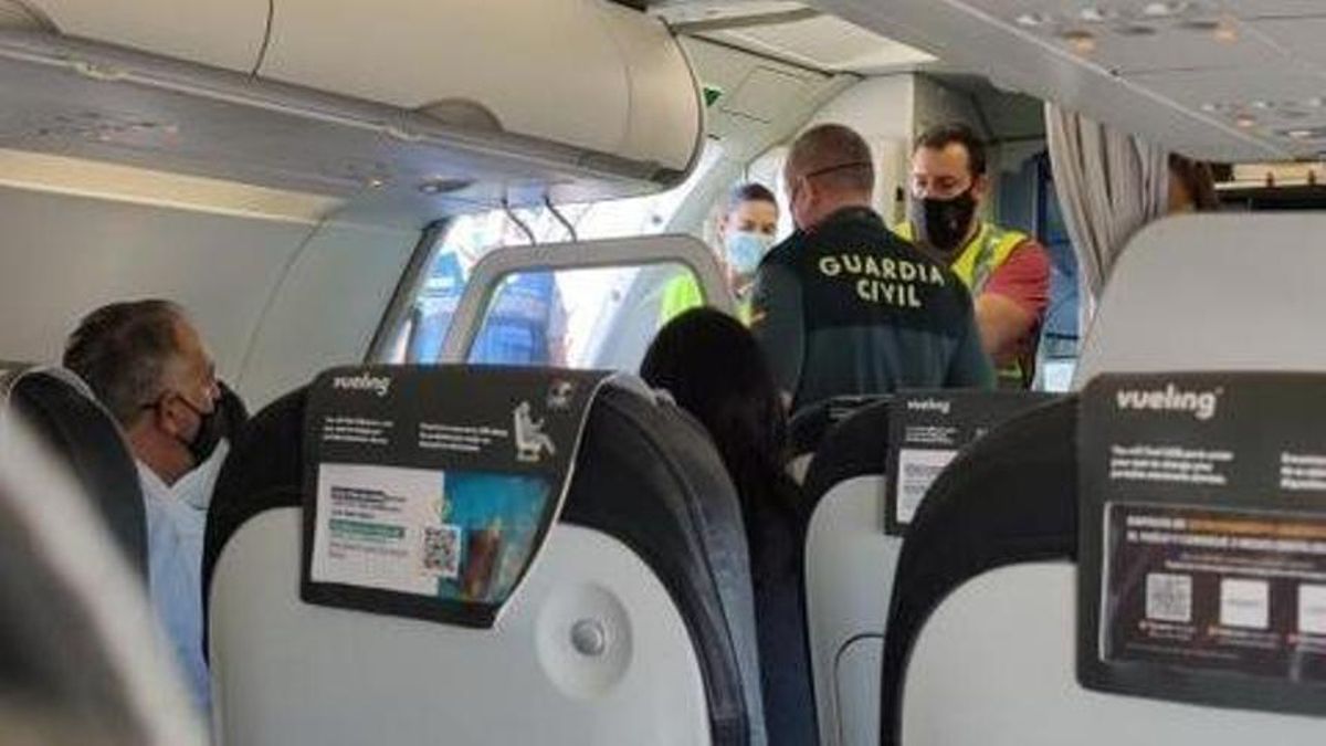 Un guardia civil en un vuelo cuyo despegue fue abortado en Palma para expulsar a una pasajera.