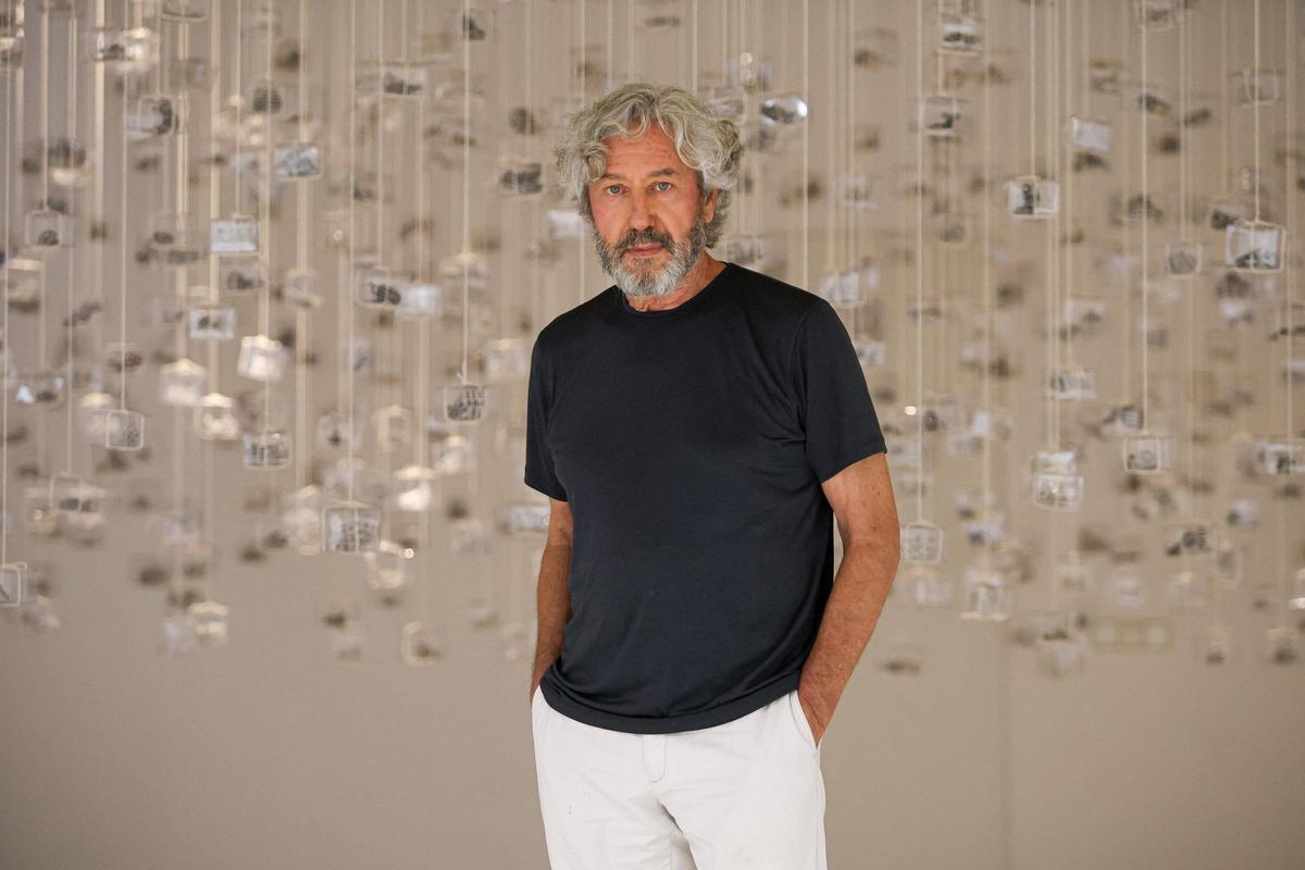 'El final del camino', la reflexión artística de Pedro María Asensio sobre la deriva de Ibiza