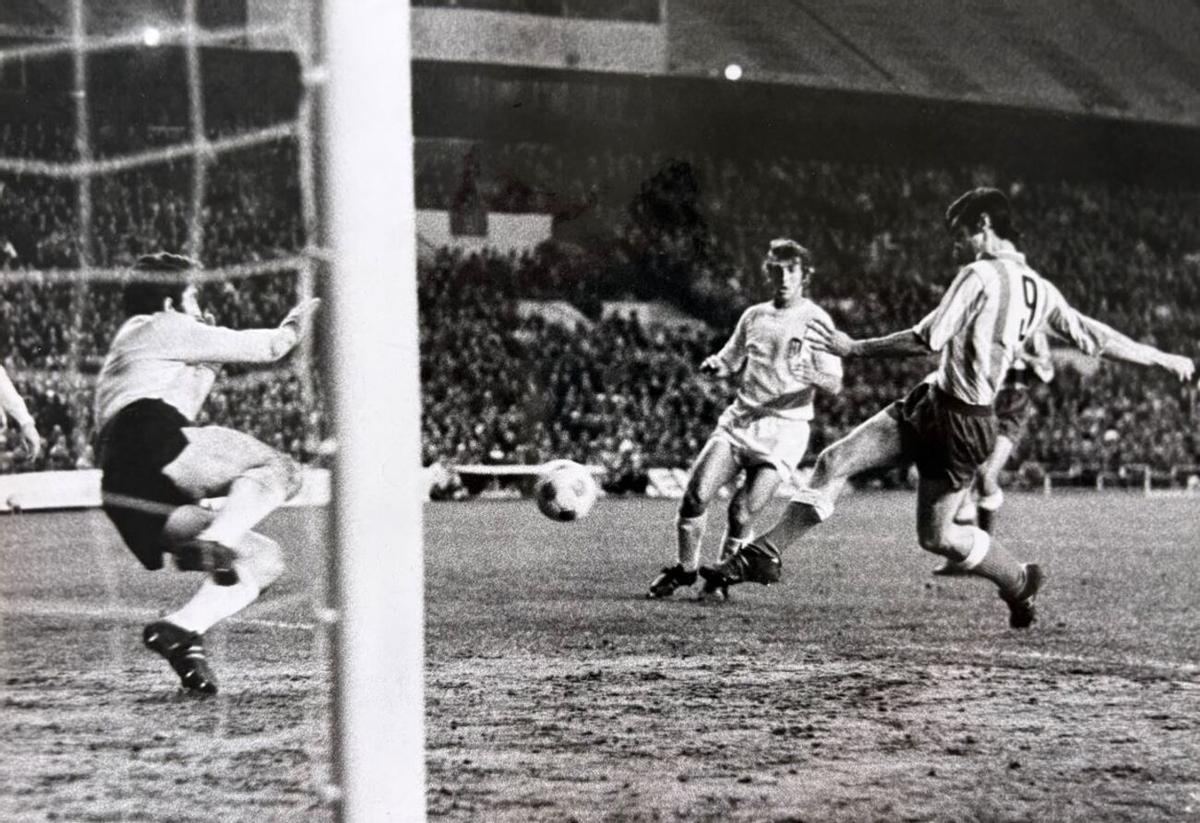 Un lance correspondiente al partido 1000 del Valencia en primera división, jugado en el campo del Atlético de Madrid, temporada 70-71. En la imagen aparecen Sol, Abelardo y Gárate