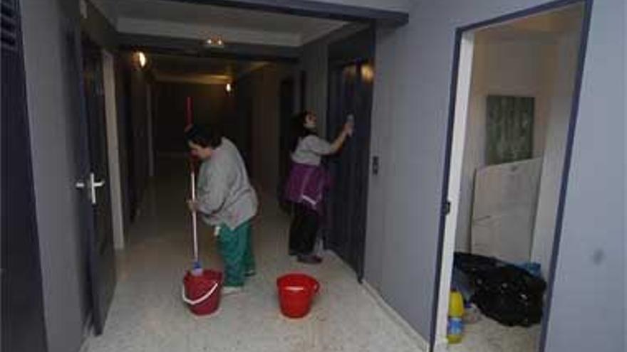 Vecinos de pisos sociales de Aldea Moret tendrán que pagar la limpieza