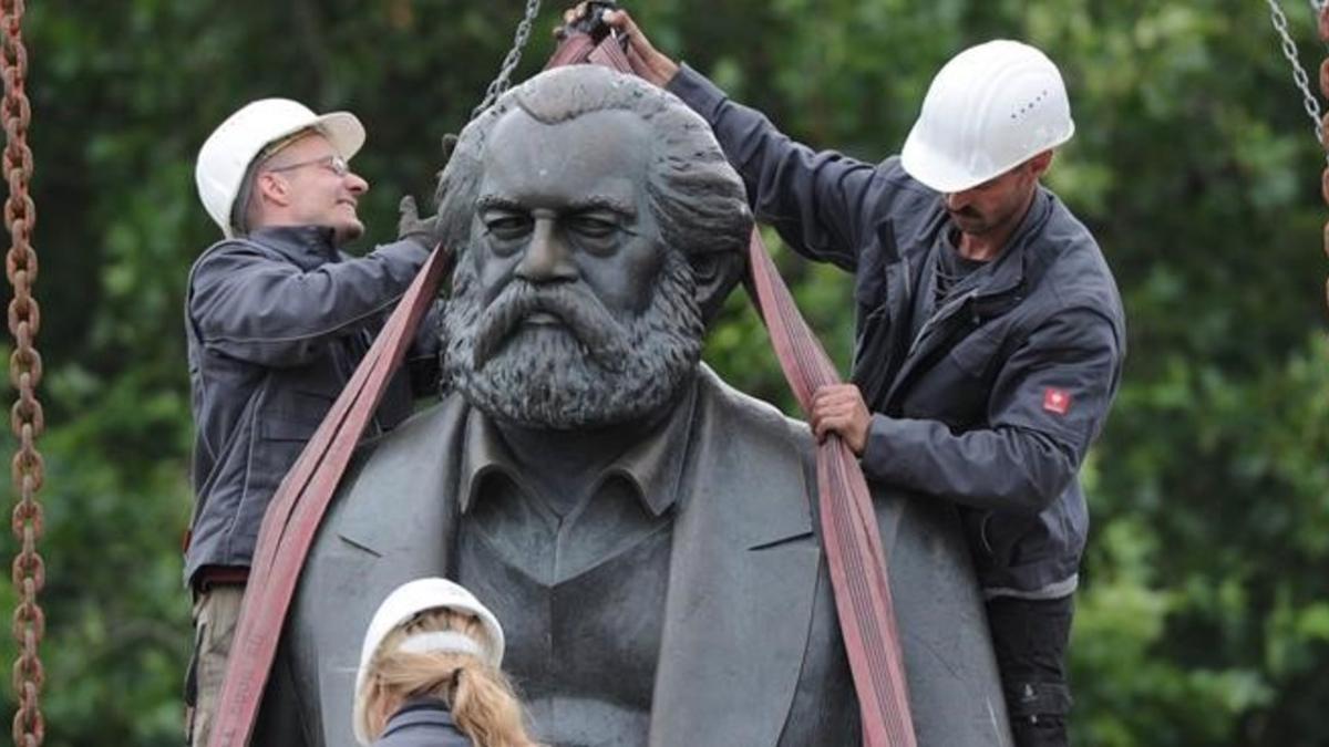 zentauroepp13956066 workers lift a statue of german philosopher  political econo180427191834