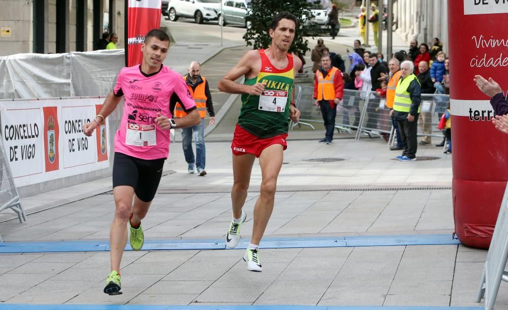 Los corredores Nuno Costa y Ester Navarrete vencen en la V Carrera Popular do Entroido, en la que medio millar de personas sudaron dentro de sus disfraces.