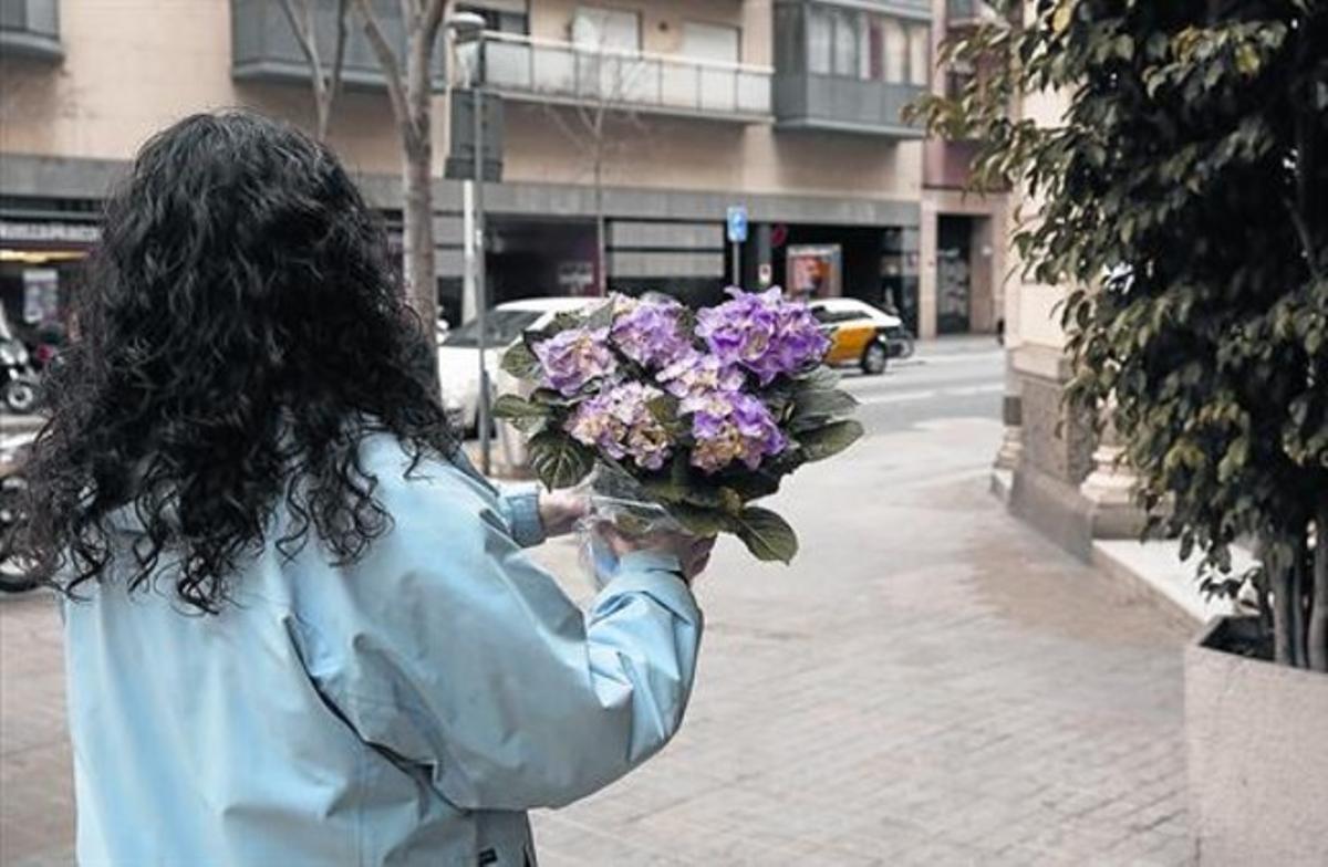 Bellesa, verí i plaer 8 Una ciutadana transporta unes hortènsies pels carrers de Barcelona, ahir. Bellesa, verí i plaer 8 Una ciutadana transporta unes hortènsies pels carrers de Barcelona, ahir.