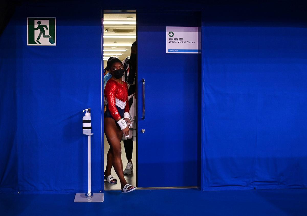 Simone Biles abandona un despacho médico en el centro de gimnasia Ariake, en Tokyo, donde se celebra la competición.