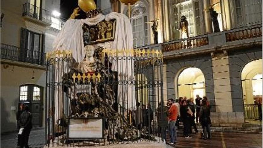 El monument a Francesc Pujols que Dalí va erigir el 1975 a l&#039;entrada del museu de Figueres.