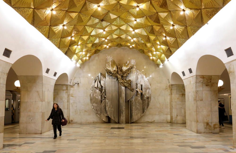 Una vista interior mostra l'estació de metro Aviamotornaya