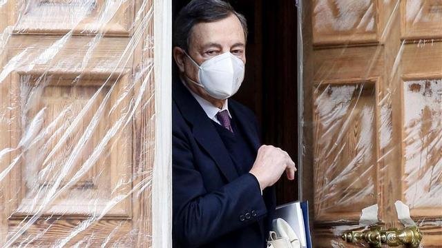 EA2938 ROMA (ITALIA) 02 02 2021 - El expresidente del Banco Central Europeo (BCE) Mario Draghi sale este martes de su domicilio en Roma Italia Crecen cada vez mas los rumores de que Renzi ha puesto sobre la mesa el nombre de Draghi como alternativa al presidente del Gobierno italiano Giuseppe Conte quien presento recientemente su dimision EFE Fabio Frustaci