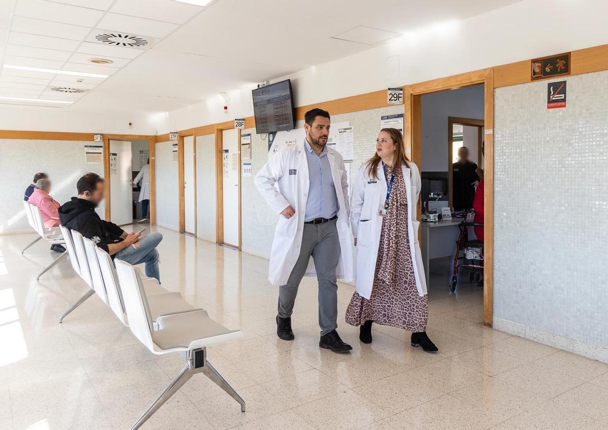 Diego Díez, director médico del Hospital General de Alicante; Elena Algárate, subdirectora médica