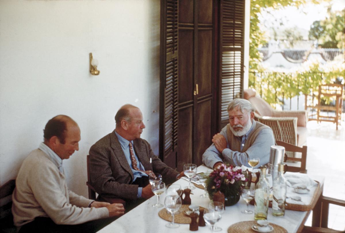 Nathan &quot;Bill&quot; Davis, Rupert Bellville y Ernest Hemingway cenando en La Consula.