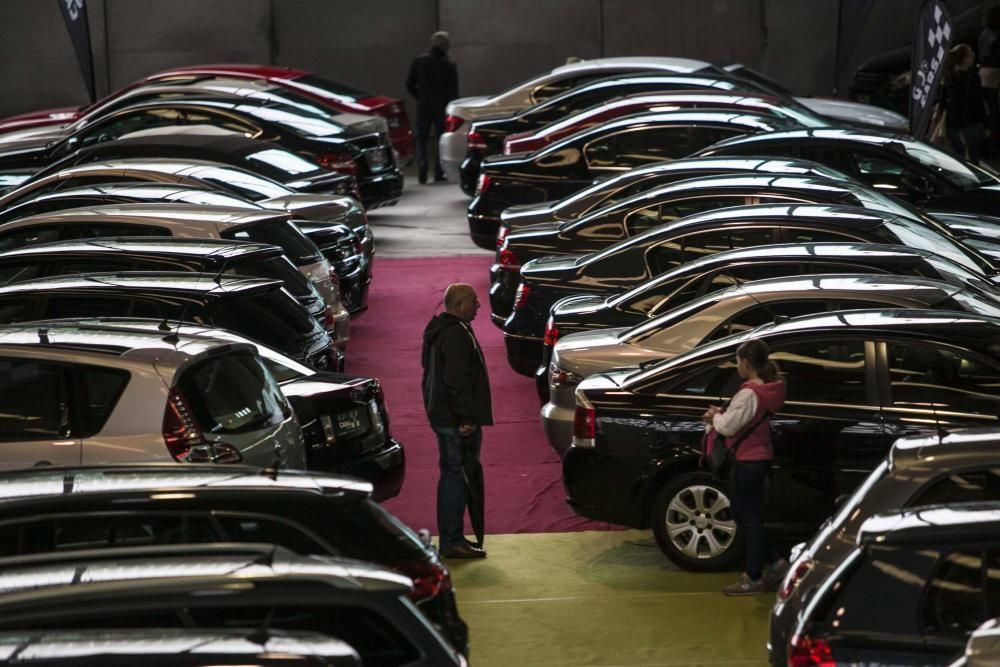 Salón del automóvil en el pabellón de exposiciones en Avilés