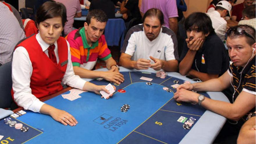 Jugadores en el Casino de A Toxa. / MIGUEL MUNIZ DOMINGUEZ