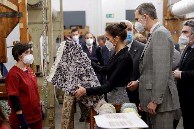 La reina Letizia y el rey Felipe VI visitan la Real Fábrica de Tapices en Madrid por su 300 aniversario