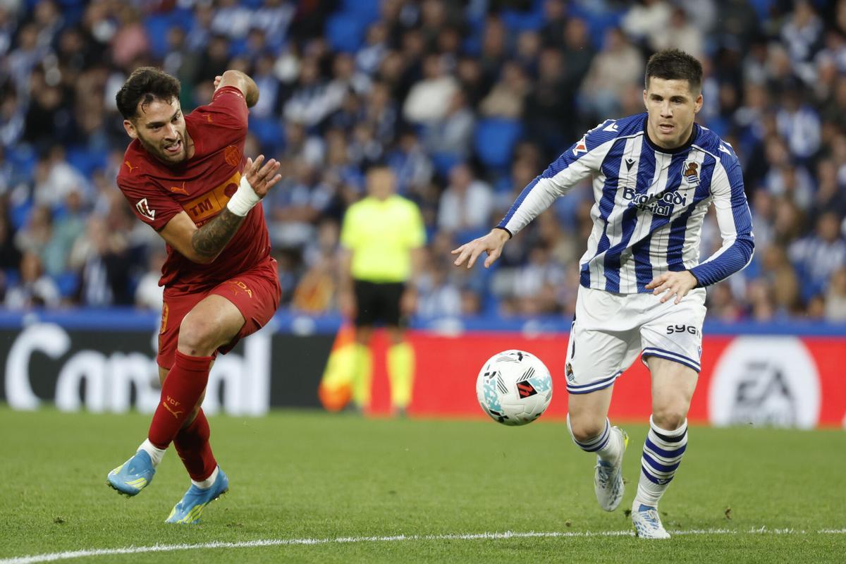 SAN SEBASTIÁN, 17/05/2026.- El defensa de la Real Igor Zubeldia (d) juega un balón ante Hugo Duro, del Vaalencia, durante el partido de la jornada 37 de LaLiga que Real Sociedad y Valencia CF disputan este domingo en el estadio de Anoeta, en San Sebastián. EFE/Juan Herrero
