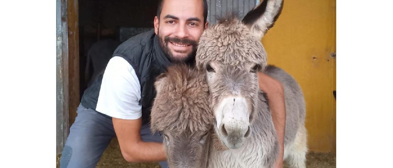 Aníbal Vega con dos preciosos ejemplares del Centro de Recuperación y Mejora de la Raza Canaria de Tejeda.