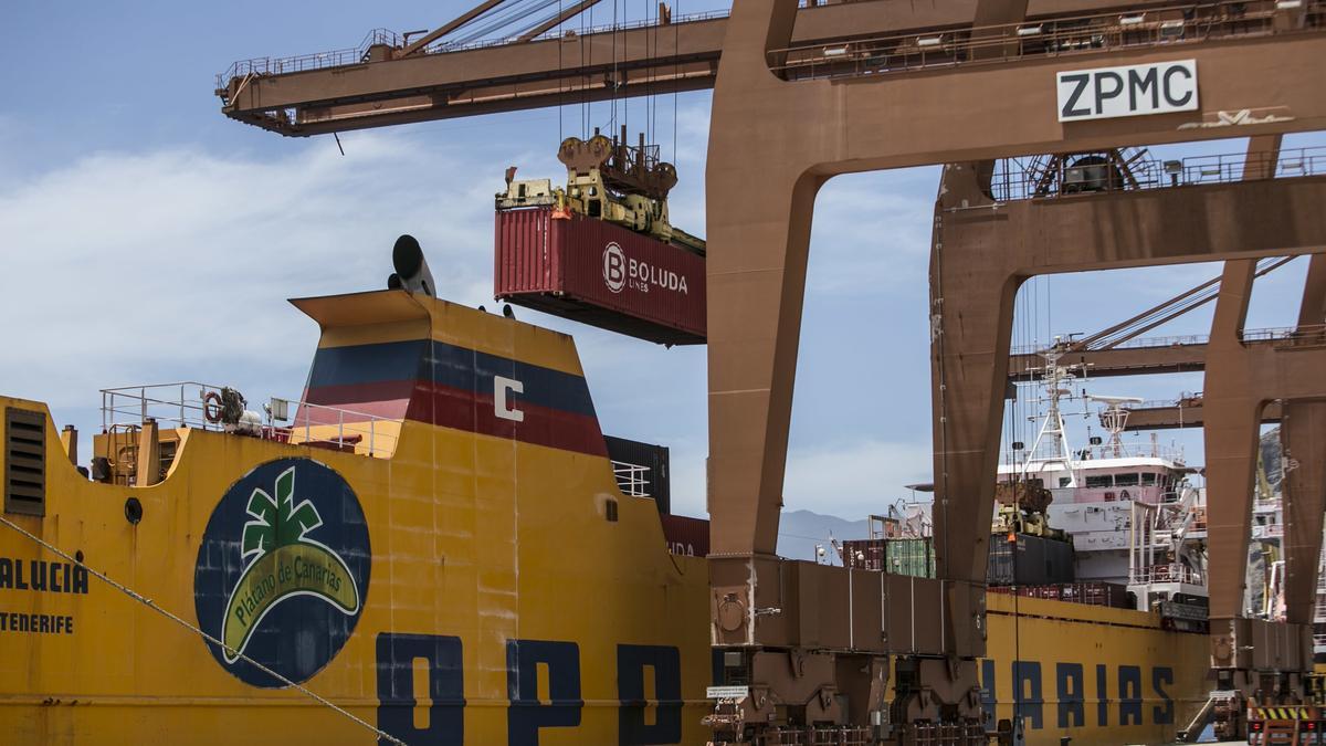 Un momento del embarque de contenedores de mercancías en un puerto canario