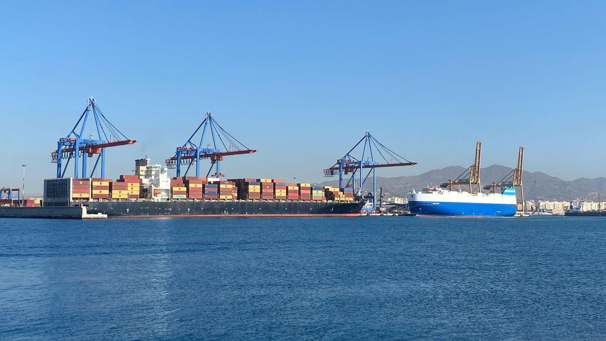 Grúas de contenedores situadas en el puerto de Málaga.