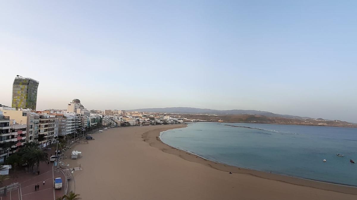 Así está la playa de Las Canteras este jueves, 25 de marzo