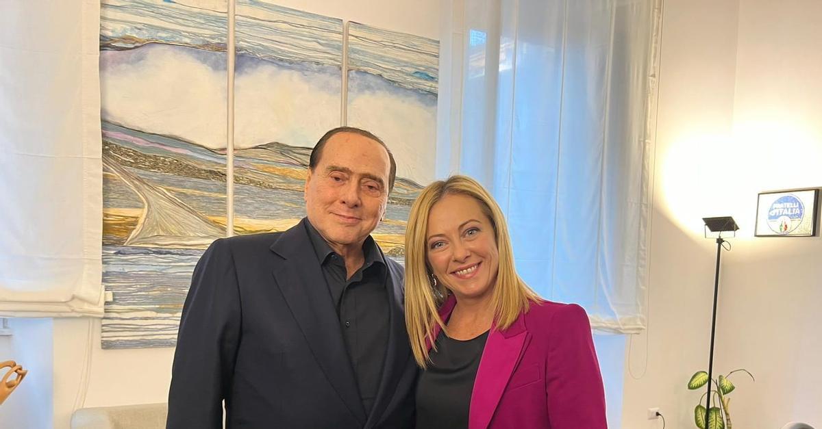 Meloni i Berlusconi aparquen les seves diferències per iniciar la formació de Govern
