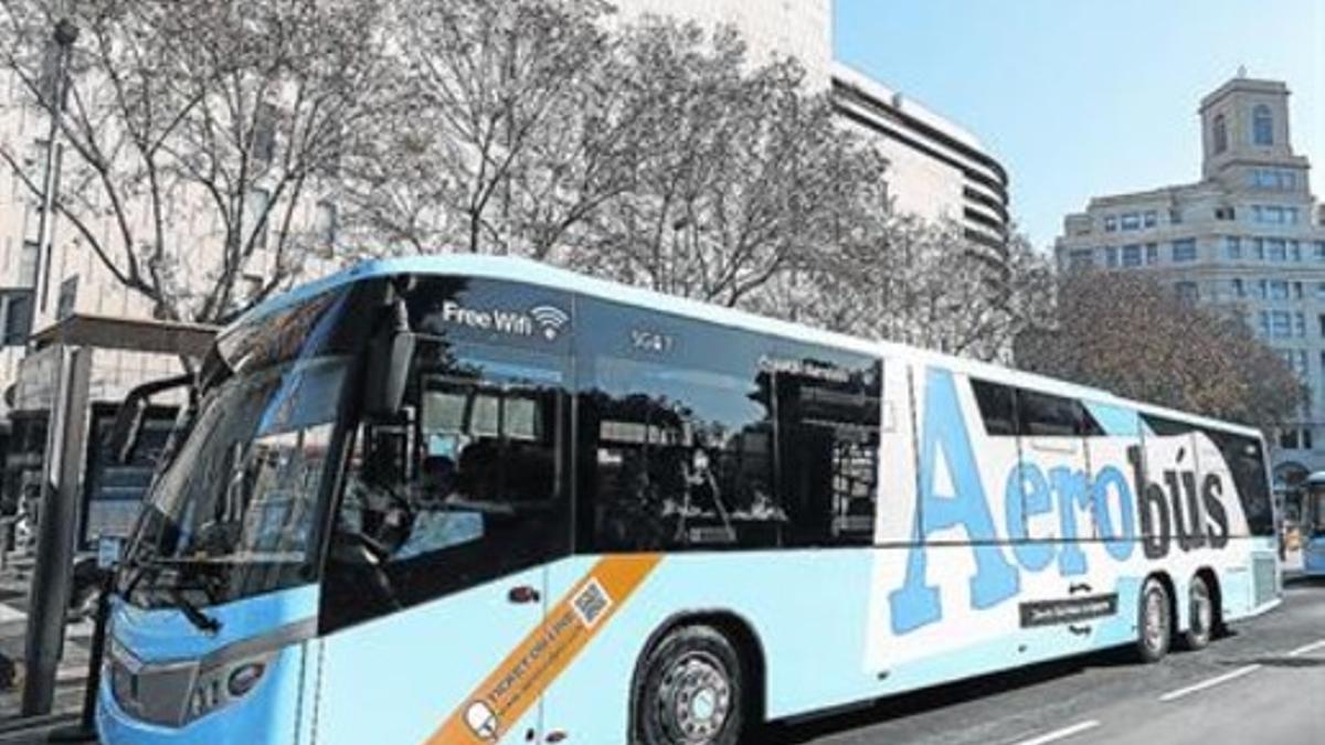 NUEVA IMAGEN. El Aerobús ha renovado  la chapa y pintura de su flota.