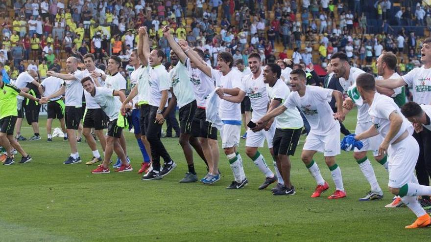 Los jugadares del Elche celebran el ascenso en el Mini Estadi de Villarreal