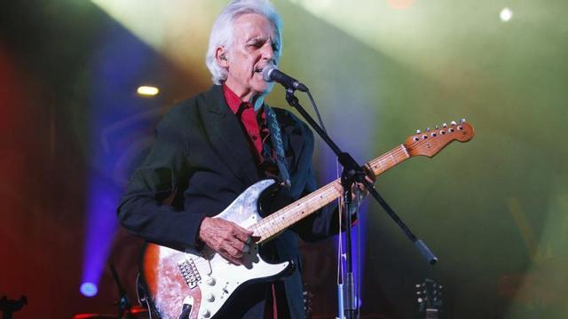 Sobre estas liñas, Kiko Veneno durante o seu concerto.  Á esquerda, o público no Rock in Río Tea 2026.   | // SOMBRA