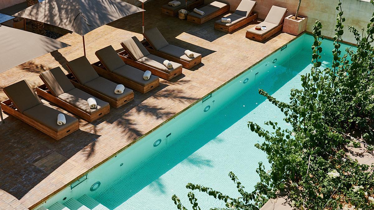 Una de las piscinas de Faustino Gran, integrada entre patios de piedra y vegetación mediterránea en pleno casco histórico de Ciudadela.