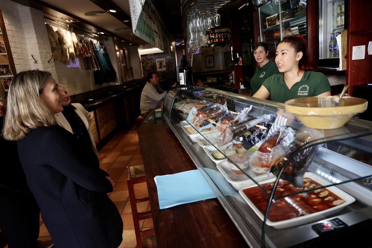 La consejera de Política Social, Familias e Igualdad, Conchita Ruiz, durante su visita a una de las empresas beneficiarias de las ayudas regionales para implantar planes de igualdad
