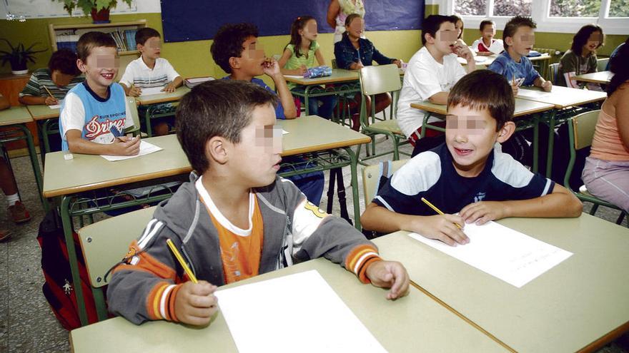 Alumnos del colegio de A Xunqueira realizan un ejercicio escrito. // FdV