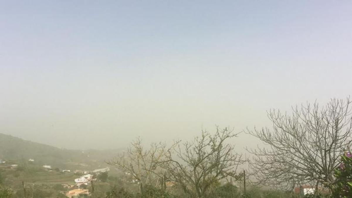 La calima tapona el cielo de Canarias