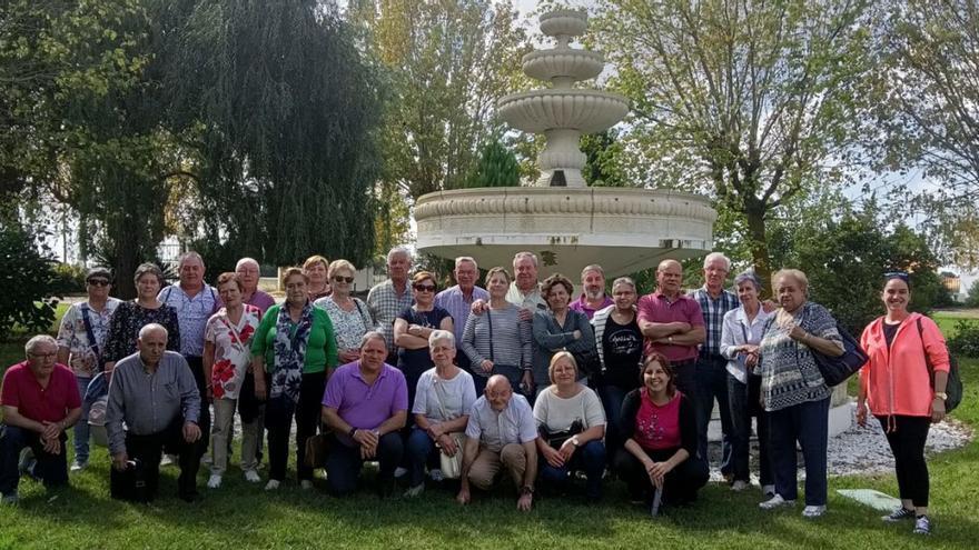 Treinta excursionistas de Silleda, camino del Algarve