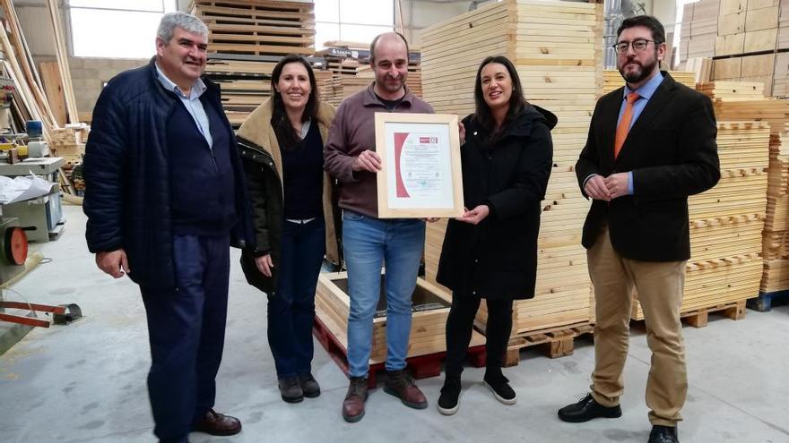 Ignacio Lema, Montserrat Rodríguez, José Ferradáns, Elsa Grille e Ignacio Rial, en el acto de entrega del sello PEFC a Nudima de Madera. // Silvia Pampín