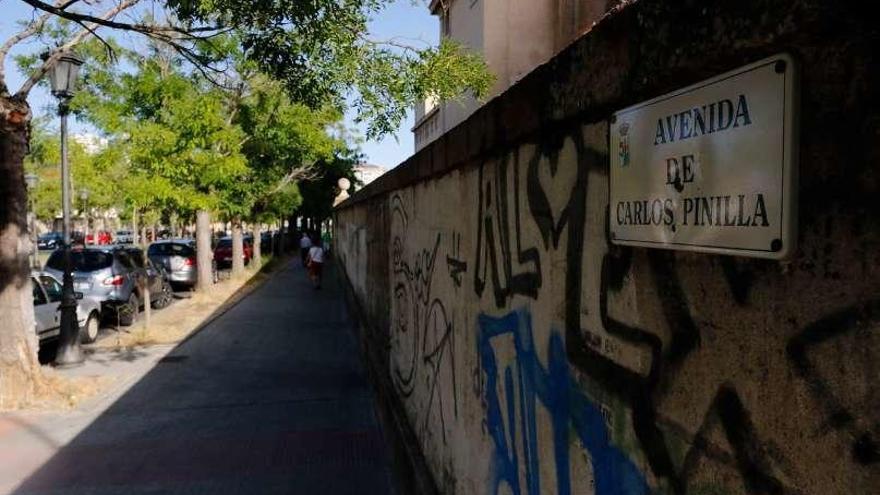 Placa de la avenida de Carlos Pinilla, que desaparecerá pronto