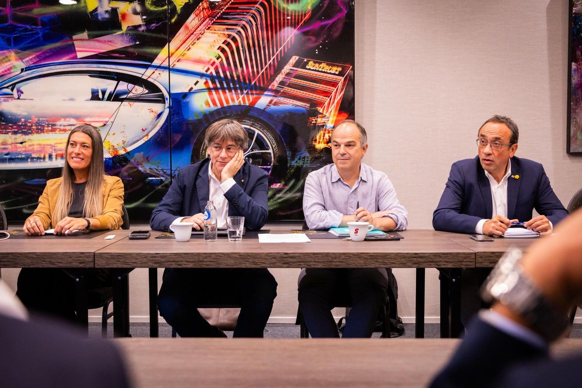 Carles Puigdemont, Jordi Turull, Josep Rull y Míram Nogueras, durante la reunión de la permanente de Junts en Bélgica Carles Puigdemont, Jordi Turull, Josep Rull y Míram Nogueras, durante la reunión de la permanente de Junts en Bélgica