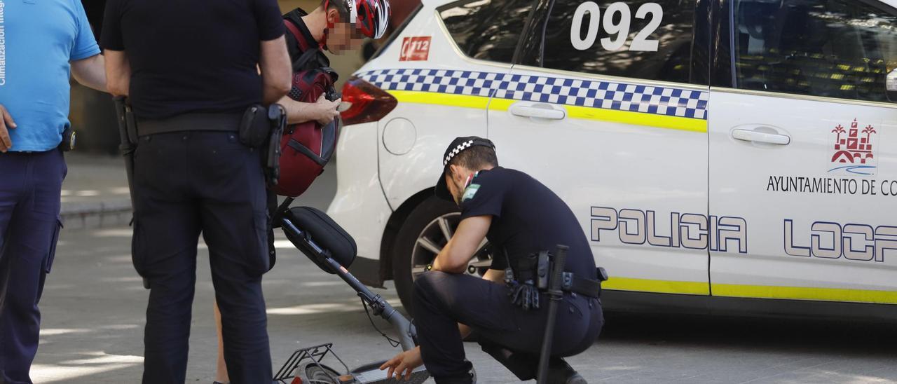 Control de la Policía Local de Córdoba a usuarios de patinetes eléctricos.