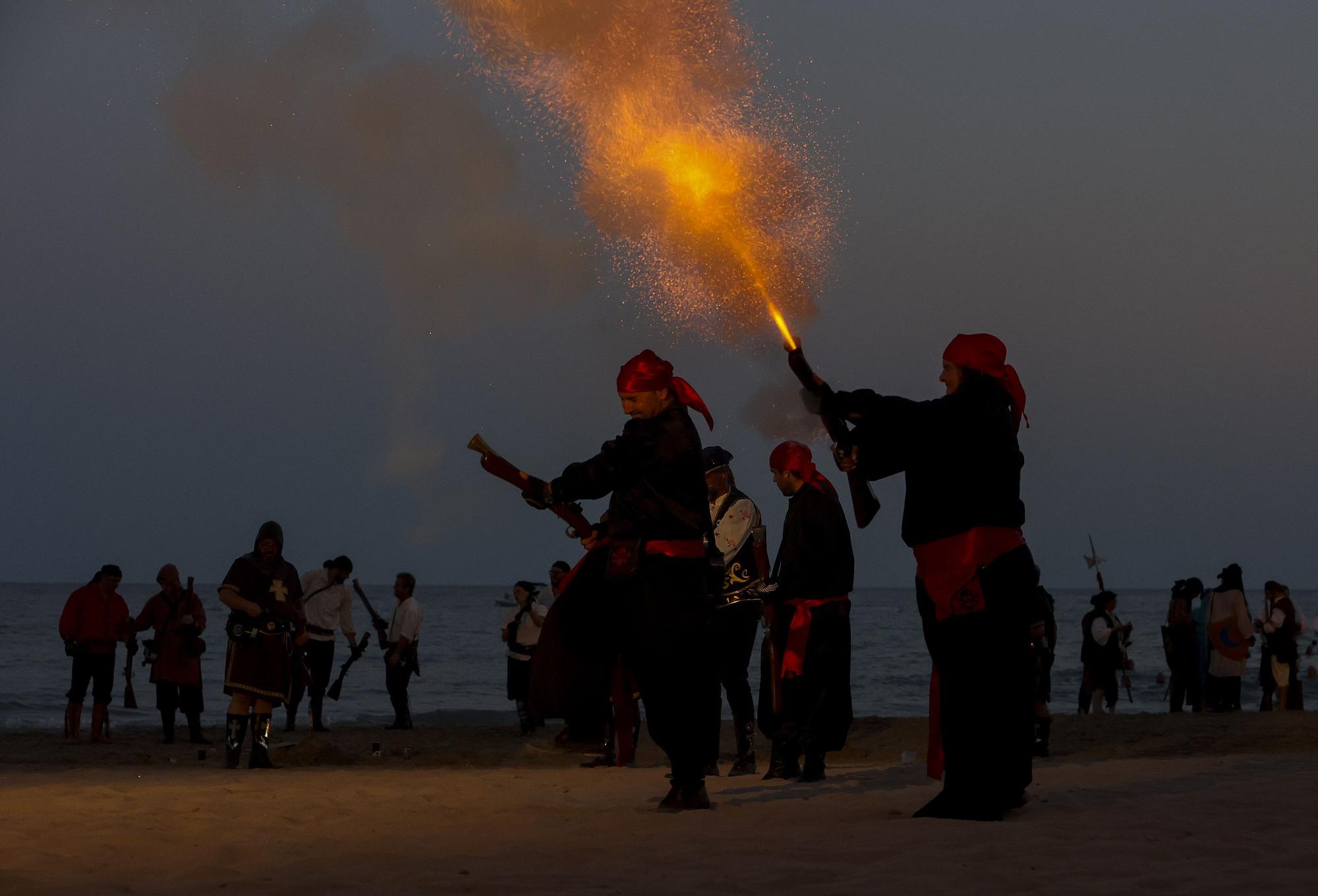 Representación de una batalla medieval en la playa del Postiguet de Alicante