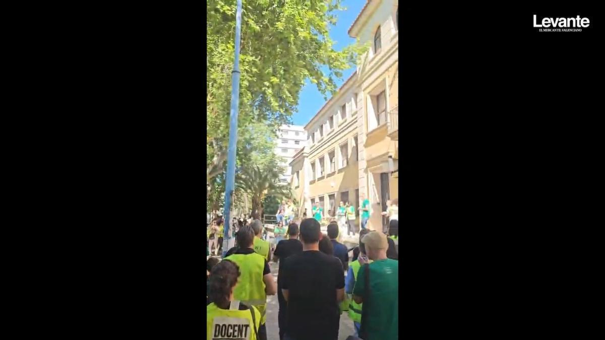 Así ha sido la cacerolada por la huelga educativa en el IES Josep de Ribera de Xàtiva