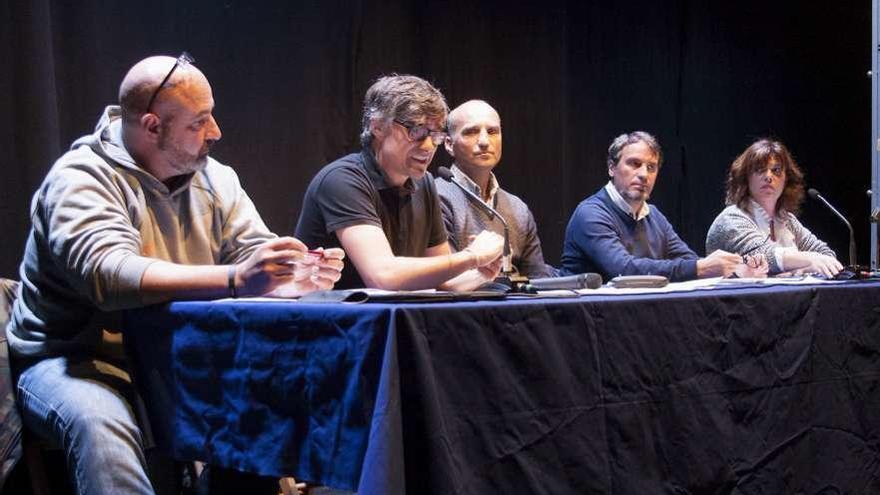 Por la izquierda, Ramón Hernández, David Galguera, Nacho Martín, Jorge Mario Fernández y Patricia Martín, ayer durante la reunión vecinal.