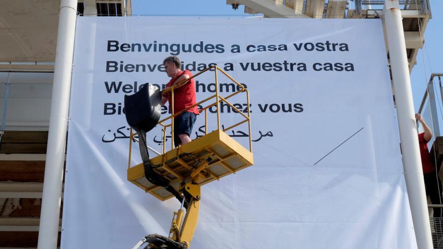 Preparativos en el puerto de València para recibir al Aquarius.