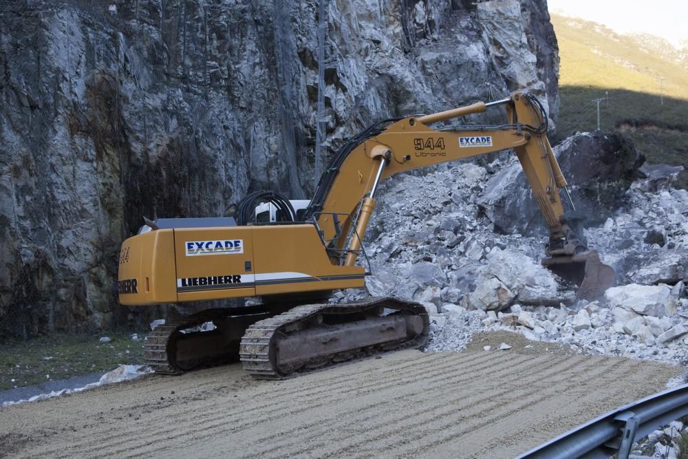 Cae una montaña y sepulta el acceso a Caso