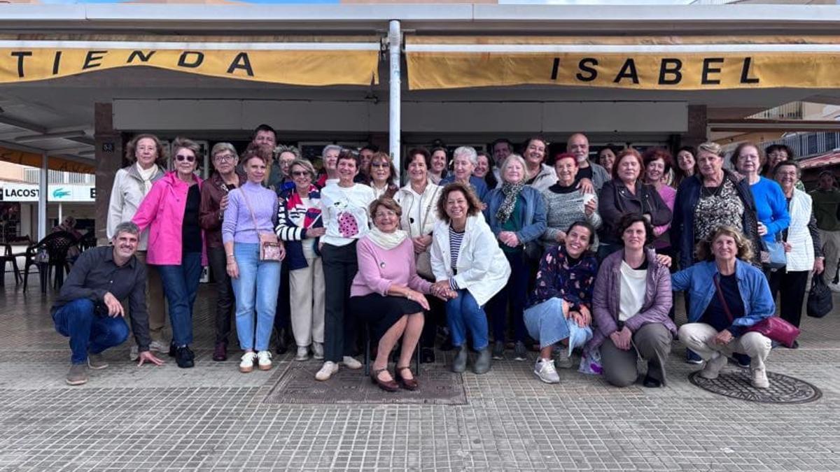 Parte de los amigos y familiares de Antònia Santandreu (en el centro sentada en una silla), durante la despedida en su tienda en s'Arenal.